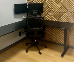 Coworking amenities Parry Sound with ergonomic chairs, spacious desks, and dual‑monitor workstations