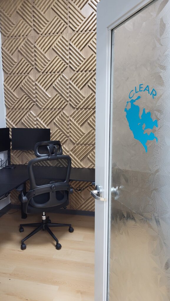 Furnished office rentals Parry Sound with modern desks